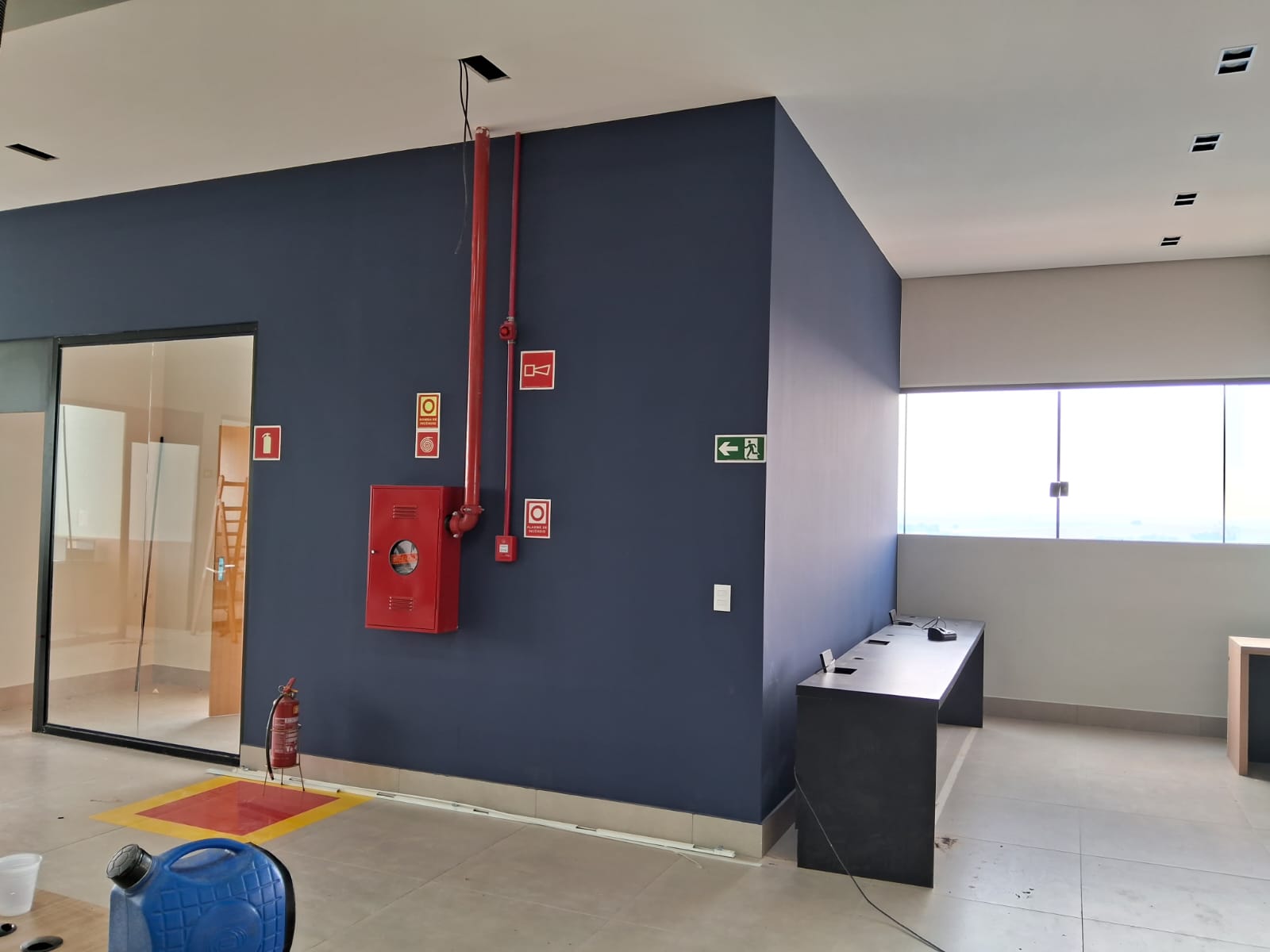 Ambiente corporativo com parede pintada em azul profundo e teto branco